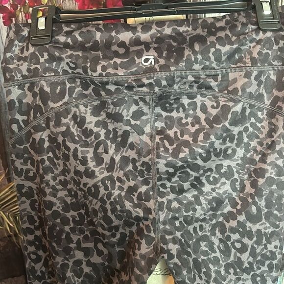 Gap Gapfit animal print Capri leggings, size‎ medium, excellent condition - Picture 7 of 7